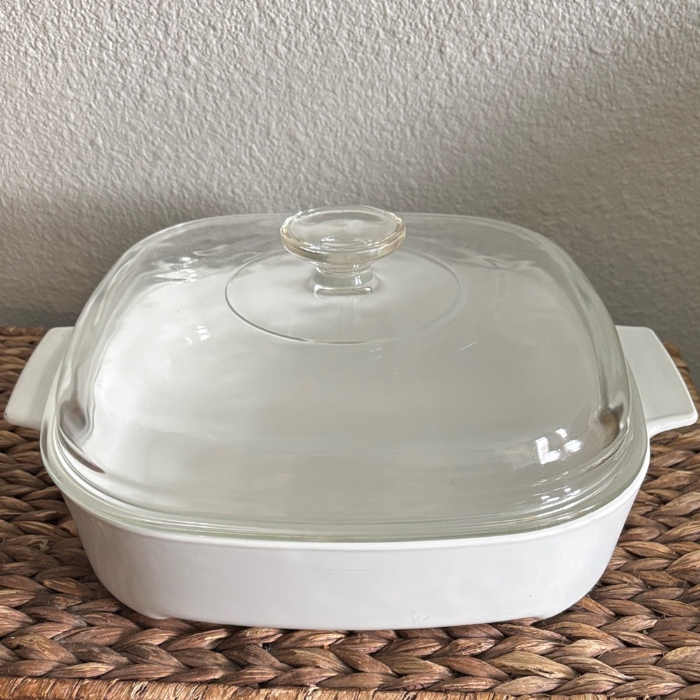 Corning Ware White Casserole Dish w Lid 10”